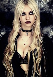 taylor-momsen