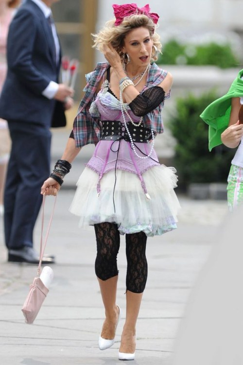 12287-carrie-bradshaw-banca-a-madonna-nos-637x0-3