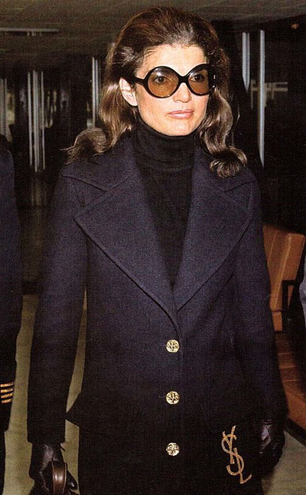 Jackie Kennedy Onassis in cappotto blu con golden buttons.