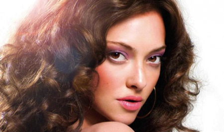 Amanda Seyfried è Lovelace (2013) (S)veste i panni di Linda Susan Boreman, nota ai maschietti con lo pseudonimo di Linda “Laccio d'Amore”, nel biopic sulla star a luci rosse ambita dai fan ansimanti per la sua Gola Profonda.  Maliarda e svamp, la Seyfried mostra le sue grazie al magnate di Playboy Hugh Hefner che vanta l’occhio lungo di James Franco. Il film narra l’incontro tra la Lovelace e il marito manesco Chuck Traynor (Peter Sarsgaard) che la avvierà alla torbida industria del porno.