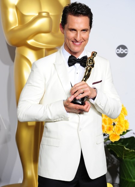 movies-oscars-2014-matthew-mcconaughey-trophy