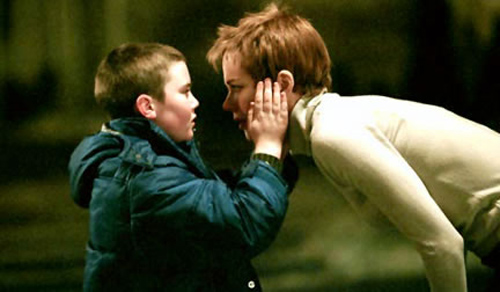 Cameron Bright si diverte a tormentare una Nicole Kidman in lutto, convincendola che lui sia la reincarnazione di suo figlio defunto, in Birth - Io sono Sean (2004)