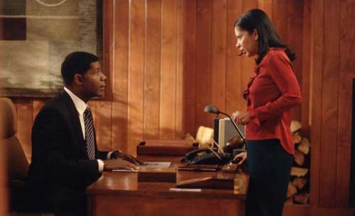 L’odiosa consorte manipolatrice di David Palmer (Dennis Haysbert): primo Presidente afroamericano che varcò lo Studio Ovale quando ancora Obama era un illustre sconosciuto. 