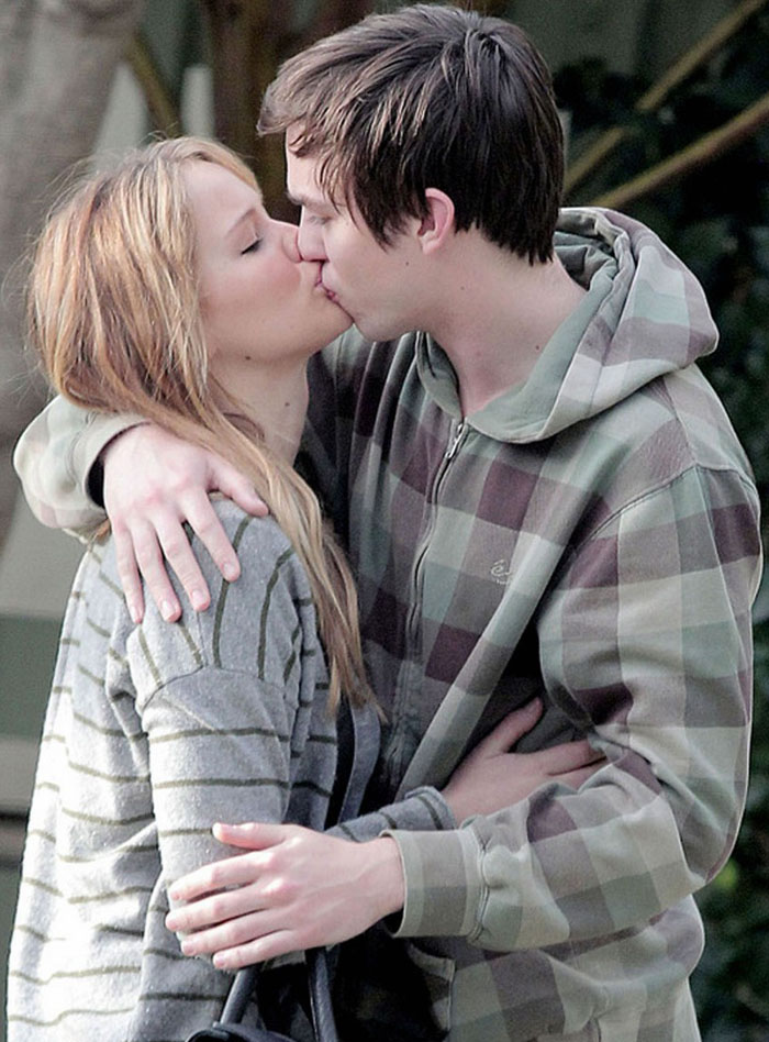  La sinuosa Mystica seduce in body painting la Bestia nerd Nicholas Hoult, dietro la macchina da presa del prequel mutante. 