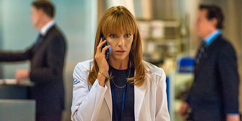  Toni Collette in Hostages (2013-) è Ellen Sanders 