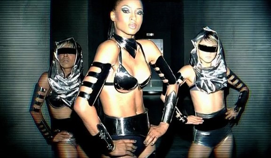 Prima di lei, una Ciara in 50 sfumature d'argento nel video hot-futuribile Go Girl