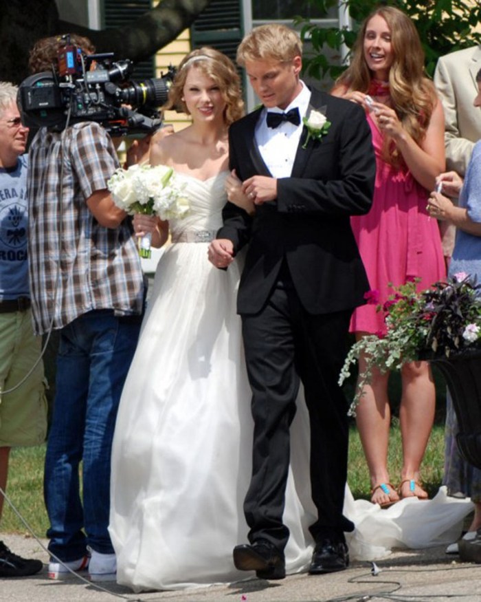 Taylor Swift in Mine (2010) sfoggia Reem Acra