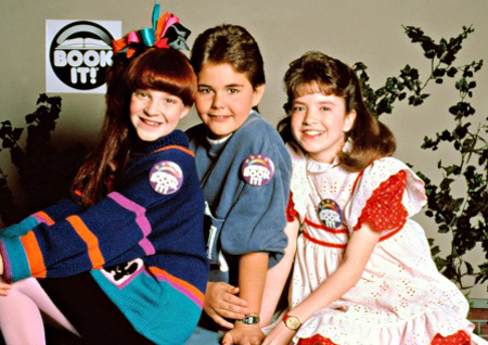 25 anni fa (20 maggio 1989), Super Vicki si metteva in modalità-off facendo scorrere qualche lacrimuccia sui visini crucciati di noi marmocchi-divoratori di merendine del Mulino Bianco. Ma che fine ha fatto la bimba robot star delle quattro stagioni della sitcom? Come un cacciatore di androidi, andrò a scovare V.I.C.I. (aka Vicki “Voice Input Child Identicant”) e la strampalata famiglia “adottiva”…