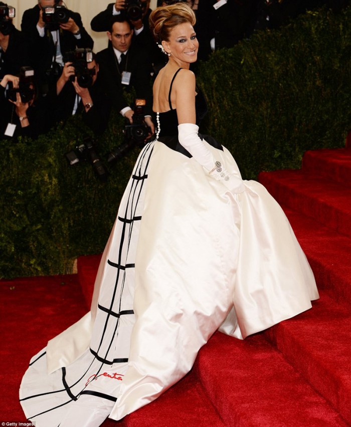 Sarah Jessica Parker in Oscar de la Renta ispirato a una celebre creazione di CJ
