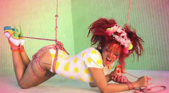 La provocatoria Rihanna sado-pop art in S&M