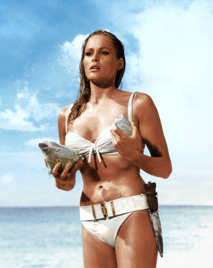 Ursula Andress è la Bond girl per antonomasia che affiora, giunonica, dall’oceano in Agente 007- Licenza di Uccidere (1962)