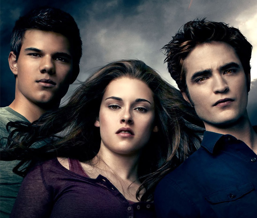 Edward, Bella, Jacob in The Twilight Saga (2008-2012): Il tenebroso vampiro emaciato, la sua Bella e il Licantropo dal sangue caldo che si contende l’amore della bestfriend.