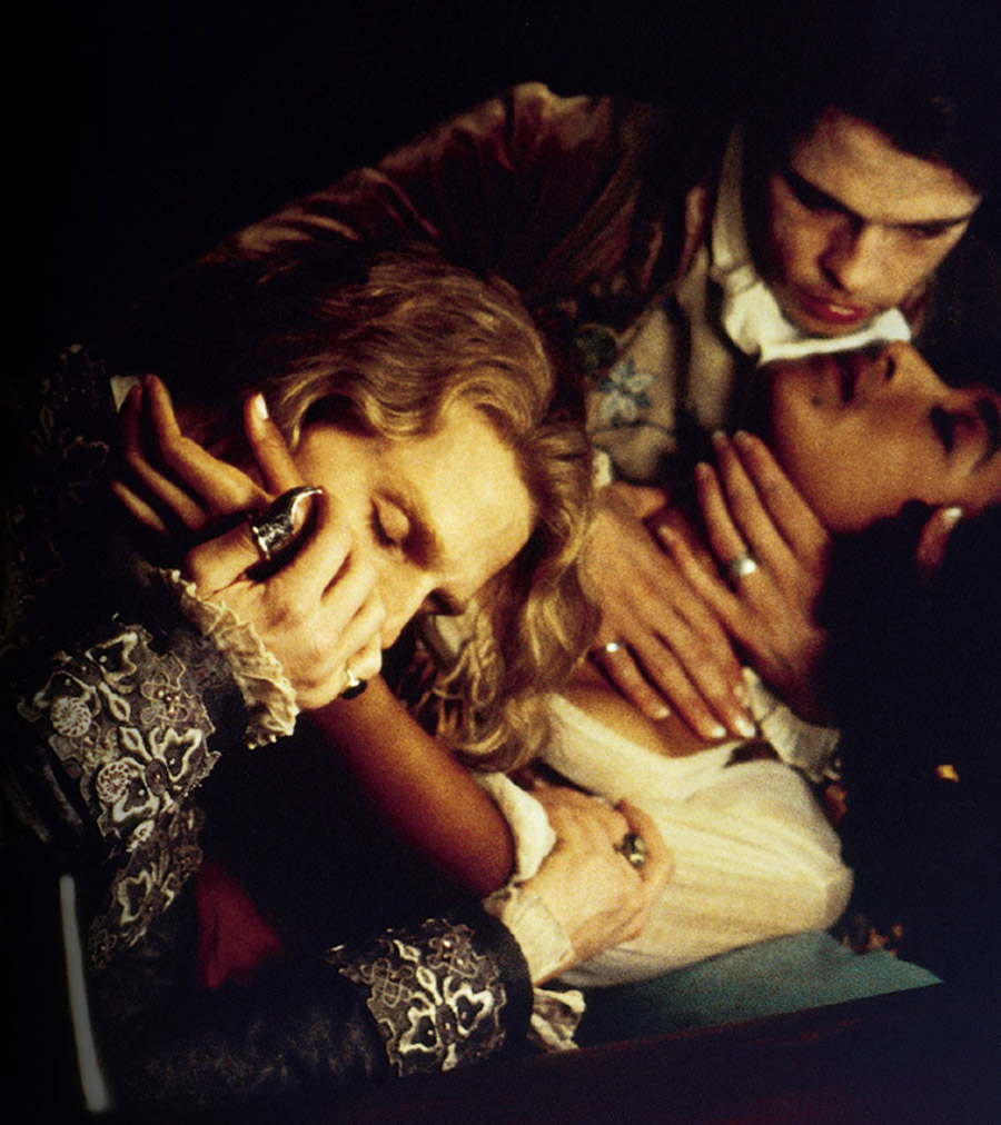 Lestat, Louis, la ragazza della taverna in Intervista col Vampiro (1994): L’aristocratico morditore di colli e il suo discepolo si dissetano sorseggiando plasma dalla prelibata arteria di una fanciulla in corsetto.