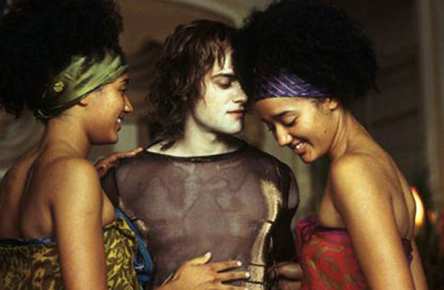 Il gothic rocker-vampire Lestat (Stuart Townsend) e due fan sacrificate in uno zampillante gioco erotico ne La Regina dei Dannati (2002)