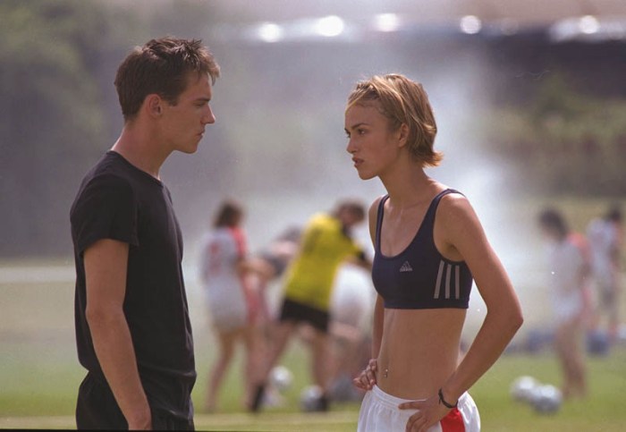 Sognando Beckham grazie alle dritte del sexy coach, Jonathan Rhys-Meyers. (2002)