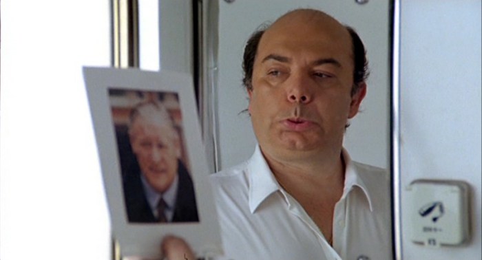 Lino Banfi è L'allenatore nel Pallone Oronzo Canà che prova allo specchio la mimica de Il Barone, Nils Liedholm. (1984)