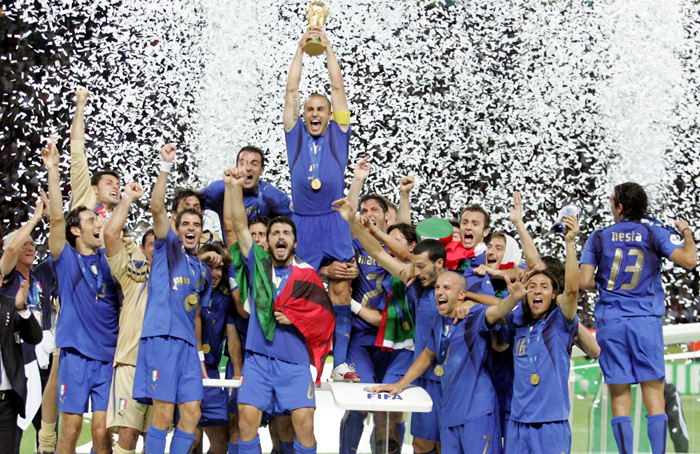 2006 Il capitano Fabio Cannavaro innalza al cielo la Coppa del Mondo. Il Coro dei tifosi azzurri inneggia al “po-po-po-po-po-po-po”: l’Italia di Lippi si porta a casa il suo quarto titolo.