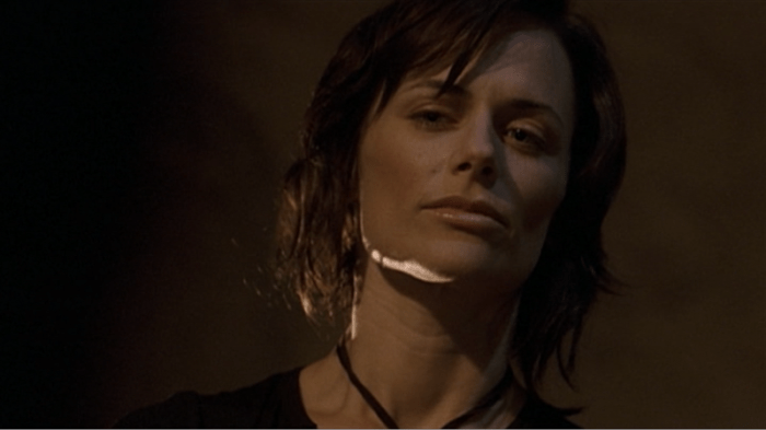 La cattivissima Nina Myers (Sarah Clarke)…