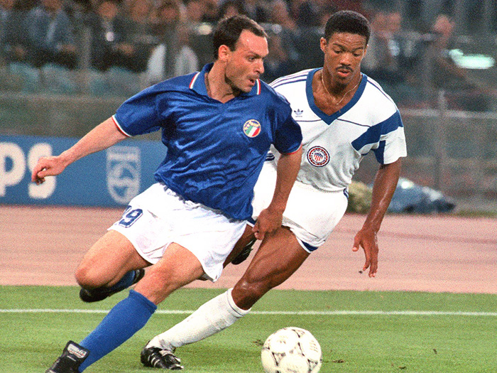 1990 Totò Schillaci è l’eroe di Italia '90 che ha piazzato la Nazionale al terzo posto, segnando goal sotto il cielo di un'estate italiana.della sua vita mancando il rigore della vittoria nella finale contro il Brasile.