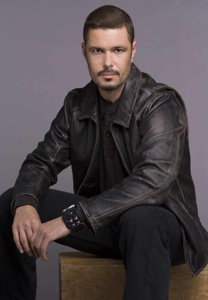 Il bel collega Tony Almeida (Carlos Bernard)…