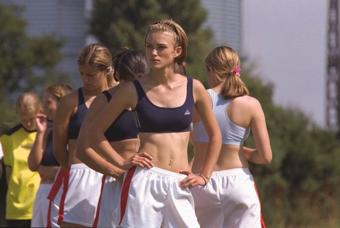 La teenager Keira Knightley è determinata ad approdare negli States per sfondare nella divisa calcistica… 