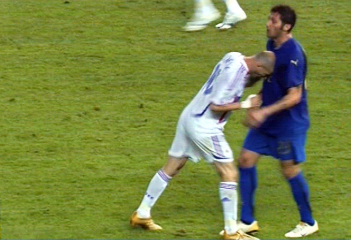 2006 Materazzi si becca la testata da Zidane che viene spedito “sotto la doccia”.