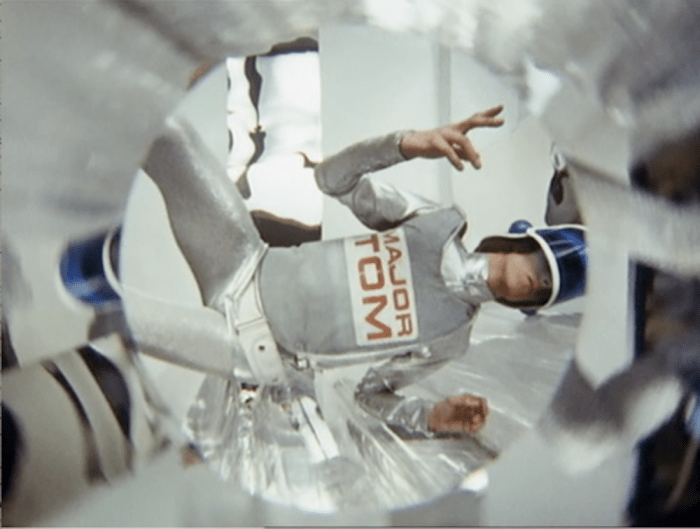  Major Tom è l’astronauta-hippie lost in space (1969) 