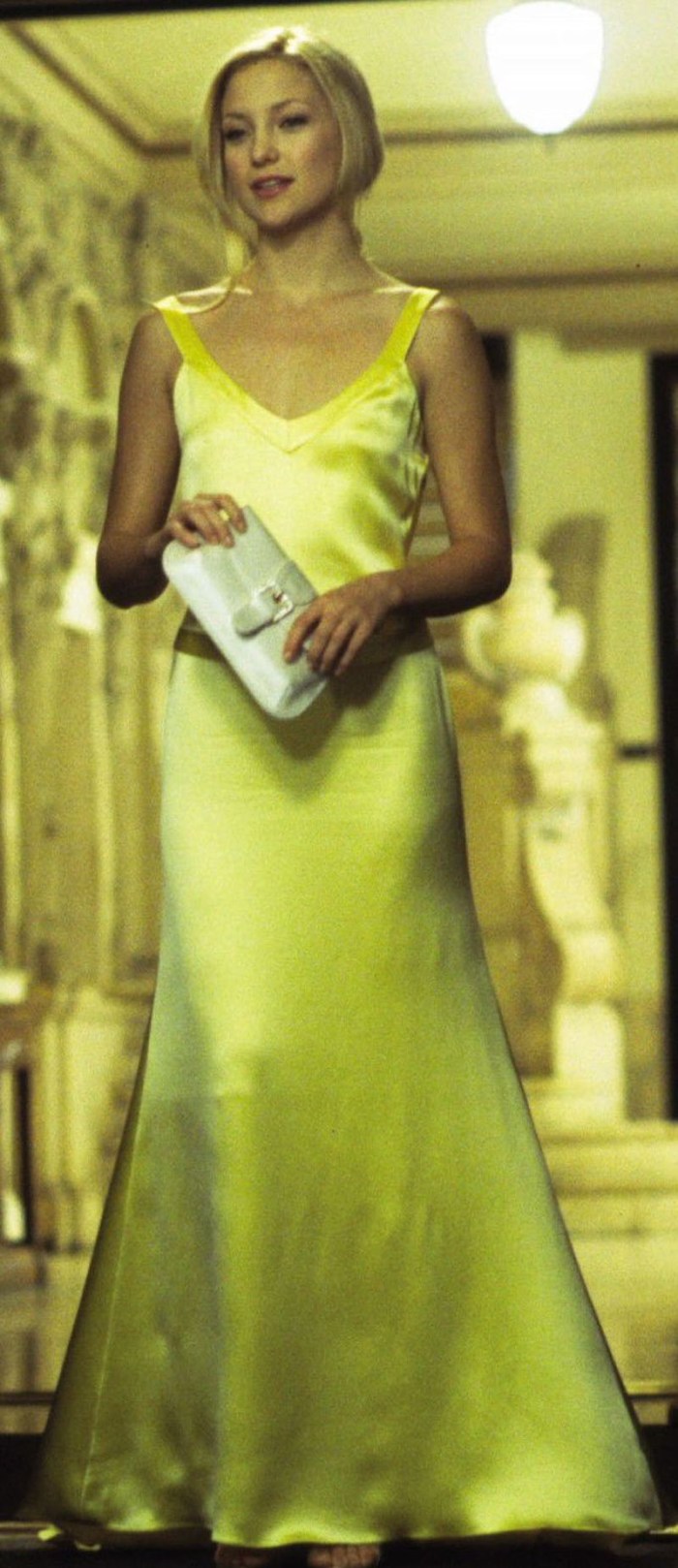 Il lungo abito satin della seduttiva Kate Hudson in Come farsi lasciare in 10 giorni (2003)