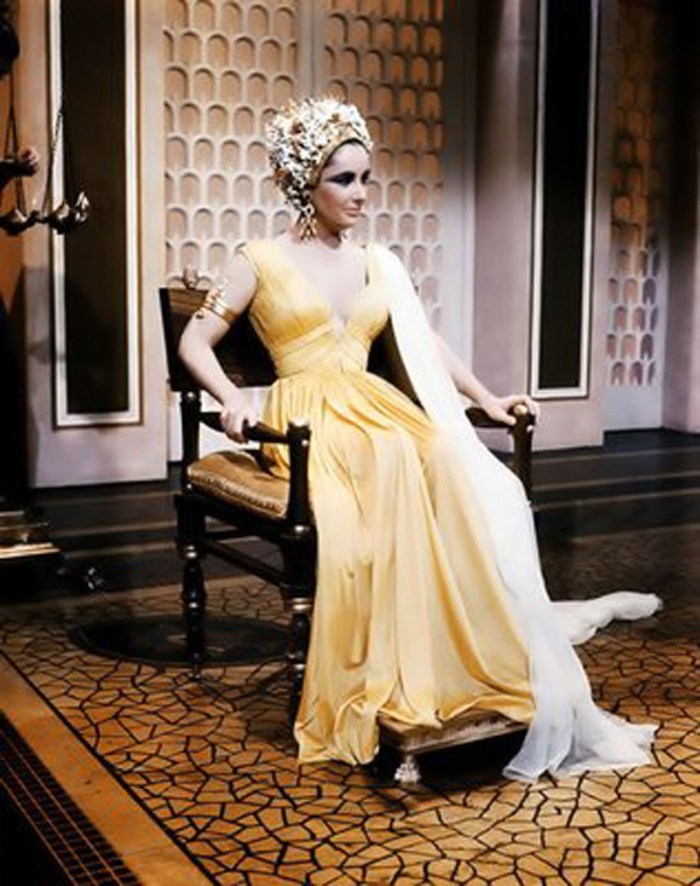 L’abito-strascico con scollo generoso di Elizabeth Taylor in Cleopatra (1963)