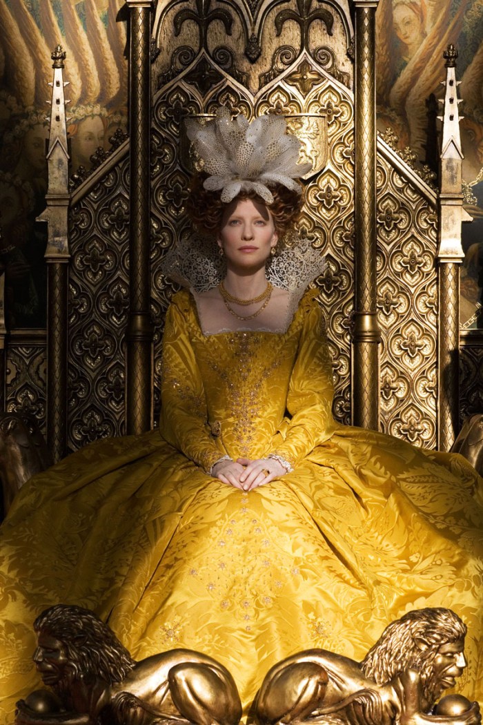 I fastosi drappi barocchi sfoggiati da Cate Blanchett in Elizabeth: The Golden Age (2007)
