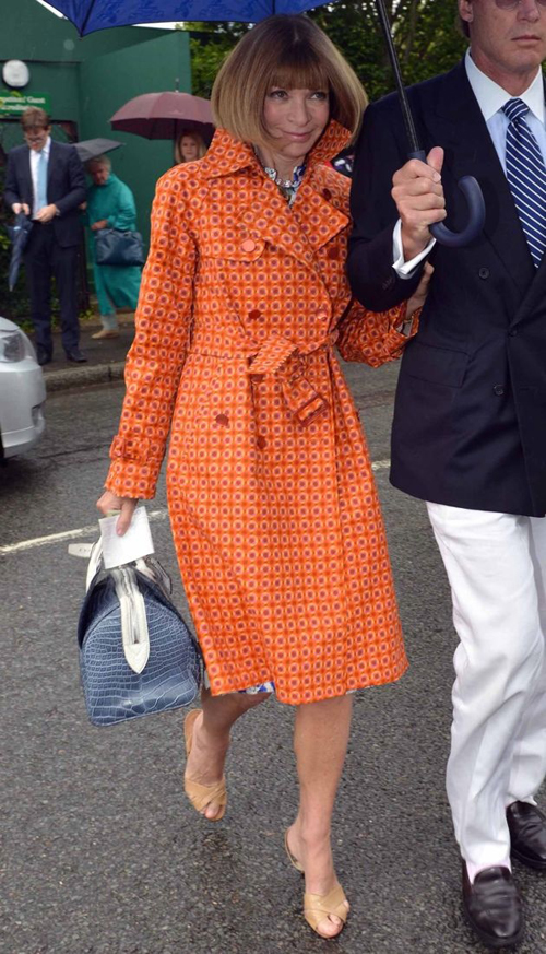 Anna Wintour in trench impermeabile a geometrie vintage