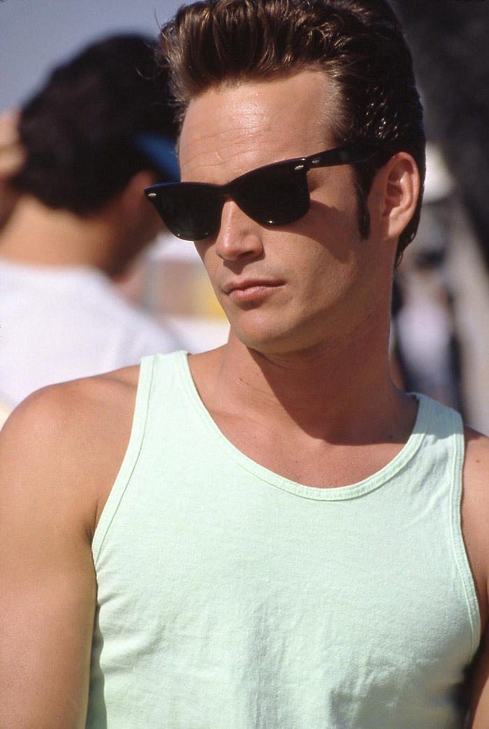 Il tenebroso Dylan in canotta e sunglasses in Beverly Hills 90210 