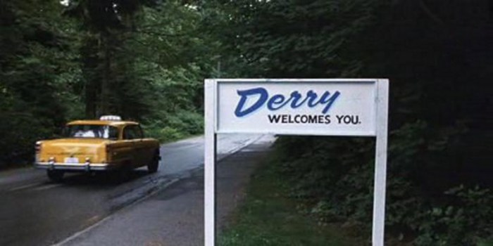  Derry in It (1990) Il villaggio nel Maine dove si aggira il terrificante clown infanticida. 