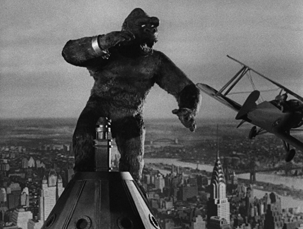 King Kong (1933) attaccato dai biplani in cima all’Empire State Building.