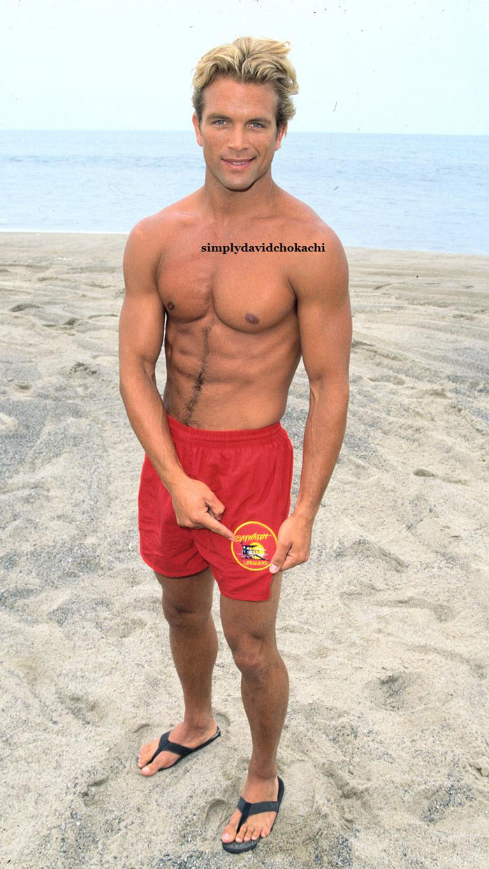 L’ossigenato Cody Madison (David Chokachi)  sfodera i muscoli di bollente bagnino in Baywatch