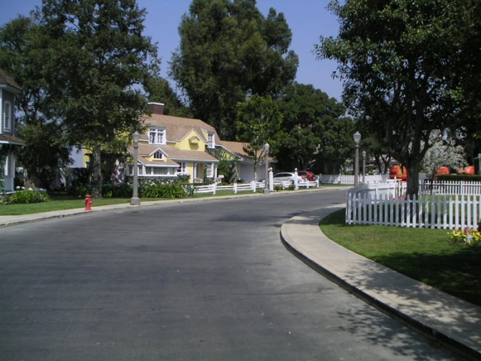 Il patinato quartiere residenziale di Wisteria Lane a Fairview che cela raccapriccianti segreti in Desperate Housewives (2004-2012)