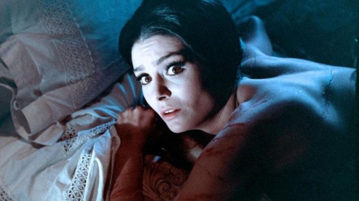 Daliah Lavi si lascia torturare di piacere dal sadico amante-carceriere ne La frusta e il corpo (1963)