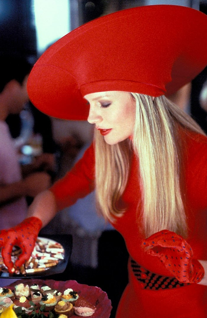 Kim Basinger è Celeste: l’intrusa piombata da una galassia lontana, lontana per indagare sulle ricerche di un fisico cosmico in Ho sposato un'aliena (1989)