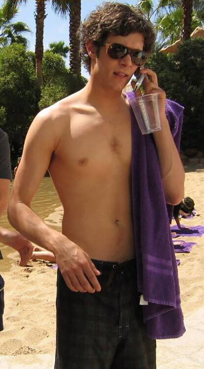 Adam “Coen” Brody al falò in spiaggia ne The O.C. (2003-2007) 