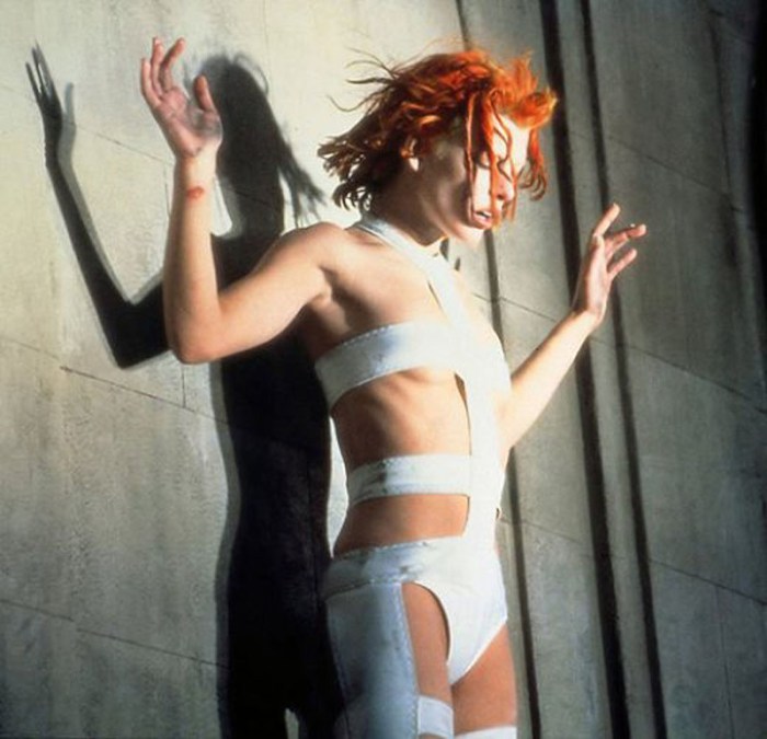 Milla Jovovich è Leeloo, l’extraterrestre di fattezze androgine in Jean-Paul Gaultier ne Il Quinto Elemento (1997)