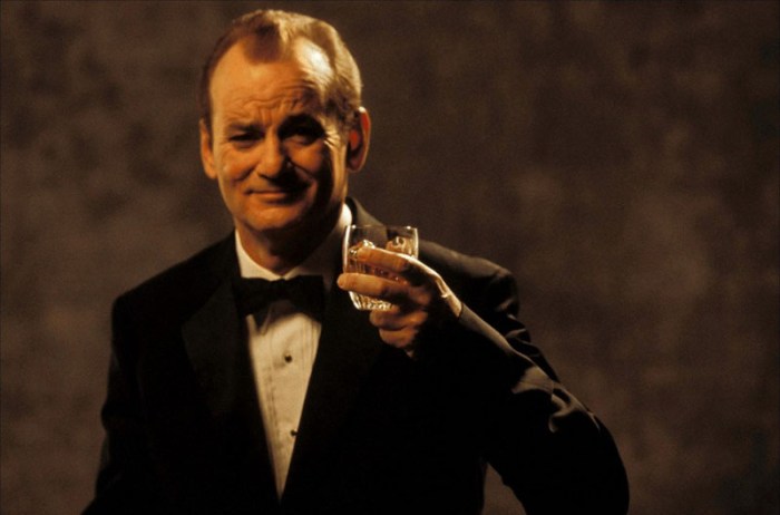 Bill Murray attore in declino che pubblicizza whisky a Tokio in Lost in Translation (2003)