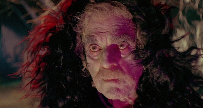 Boris Karloff, a cavallo delle tenebre, mostra I tre volti della paura (1963) nel primo caso di metacinema. Il titolo originale del film - Black Sabbath - ispirò l’omonima band heavy metal.