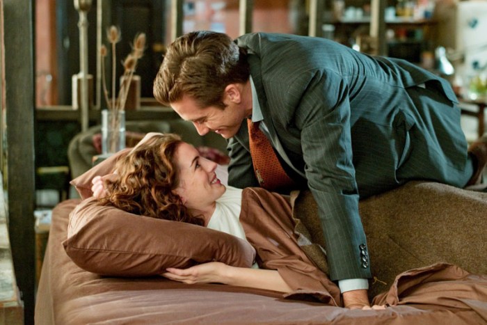 Il rappresentante farmaceutico e inguaribile playboy, Jake Gyllenhaal, si redime perso nello sguardo da gazzella di Anne Hathaway, affetta dal morbo di Parkinson in Amore & altri rimedi (2010)