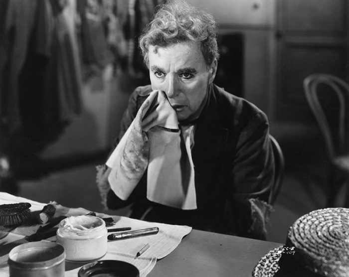 Charlie Chaplin rimpiange i successi di comico-vaudeville in Luci della Ribalta (1952)