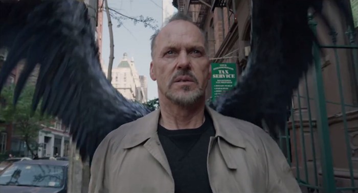 Michael Keaton è Riggan Thomson: ex supereroe di blockbuster tramontato dietro alla maschera di un pennuto in Birdman (2014)