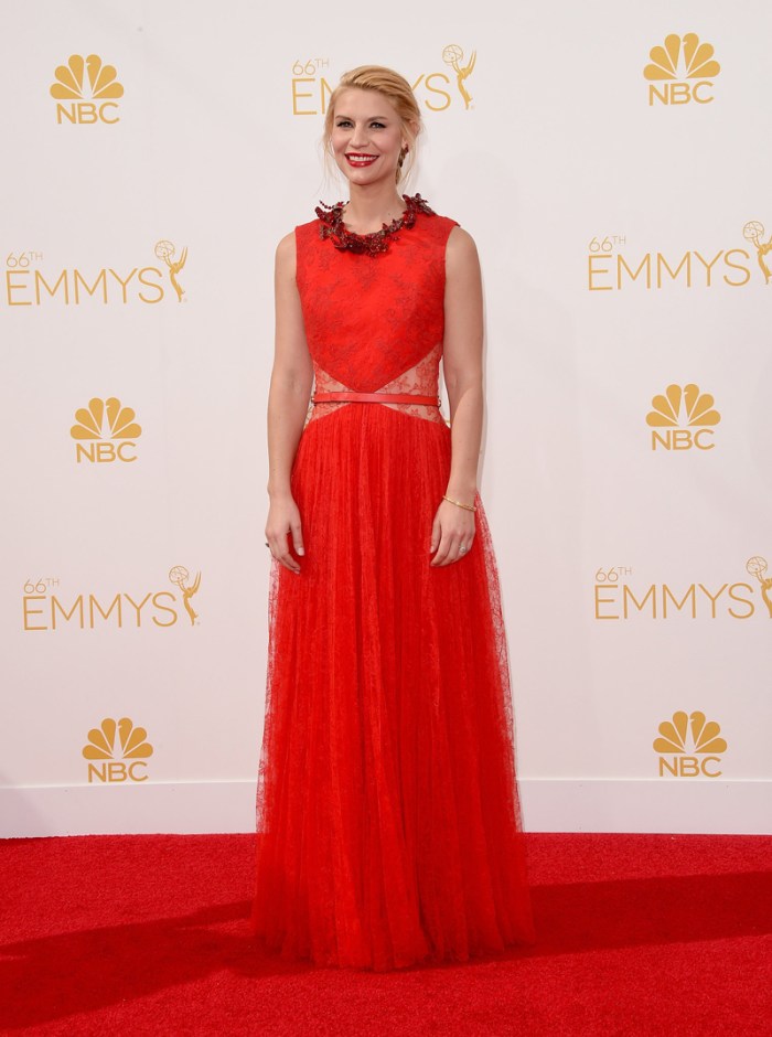  L’analista bipolare della CIA, Claire Danes, fa l’amore con un traditore della patria in Homeland e sfila in Givenchy red passion. 