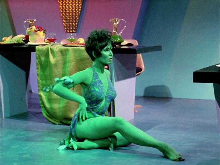 Yvonne Craig è Marta, la seduttrice orioniana che danza peccaminosa in Star Trek (1966-1969)