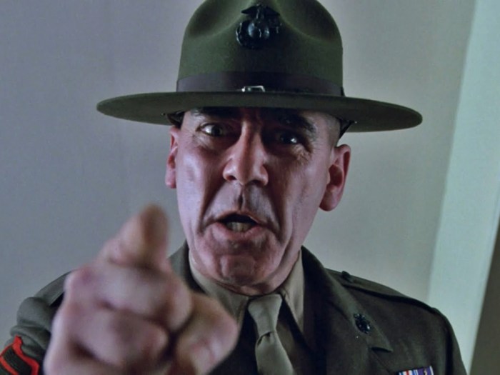 Ronald Lee Ermey è il Sergente Hartman in Full Metal Jacket (1987): Il sadico istruttore macina-marines che denigra le reclute forgiandole al massacro.
