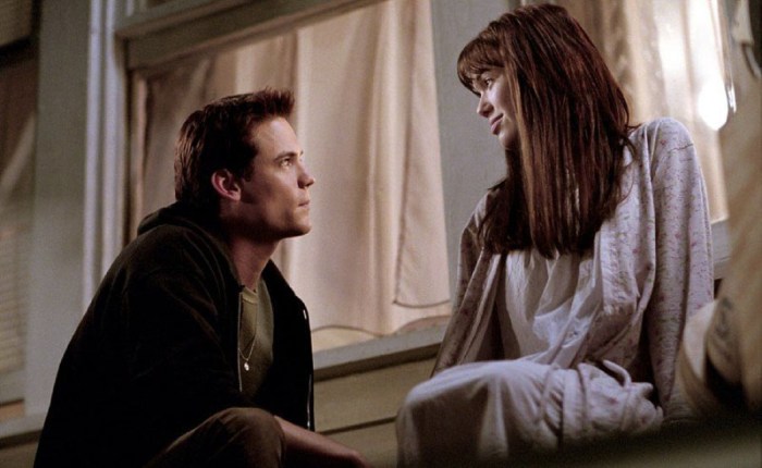 Il bad boy del liceo, Shane West, dice “bye” al passato quando la sua strada s’incrocia con quella della deliziosa Mandy Moore, figlia del pastore che gli confida di essere malata di leucemia ne I Passi dell'amore - A walk to remember (2002)
