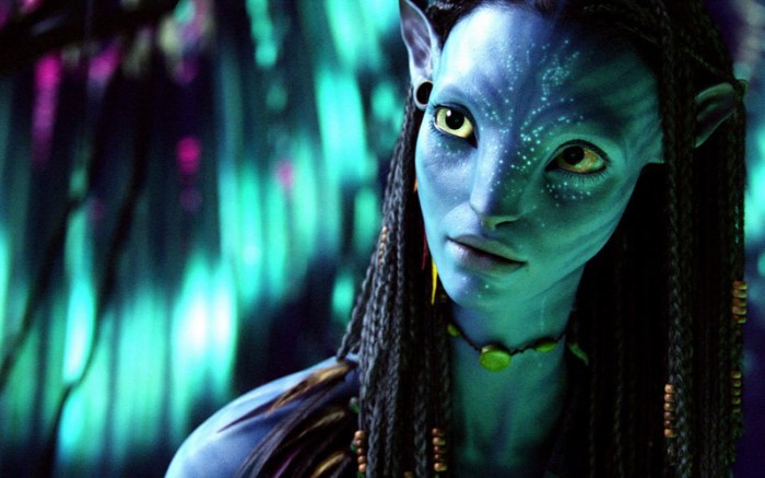 Zoe Saldana è la pacifica Neytiri che dimora nel primordiale pianeta di Pandora in Avatar (2009)